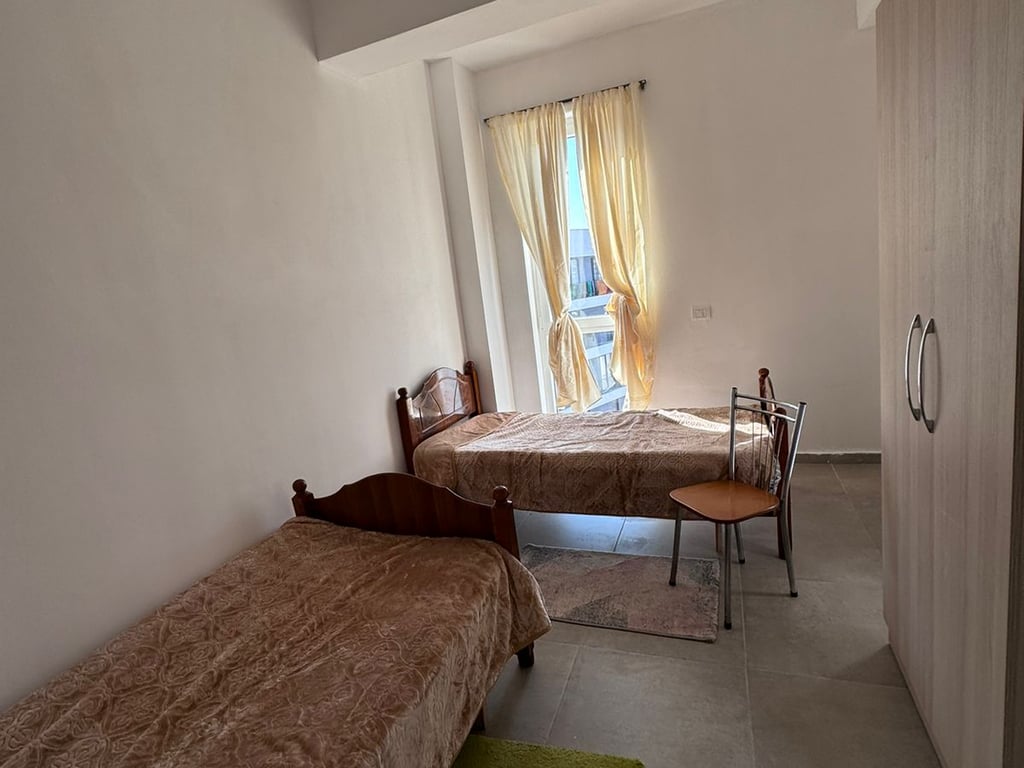 Affittasi appartamento 2+1, in fondo a via 5 Maggio presso le nuove costruzioni. Prezzo: 450 mila lek.