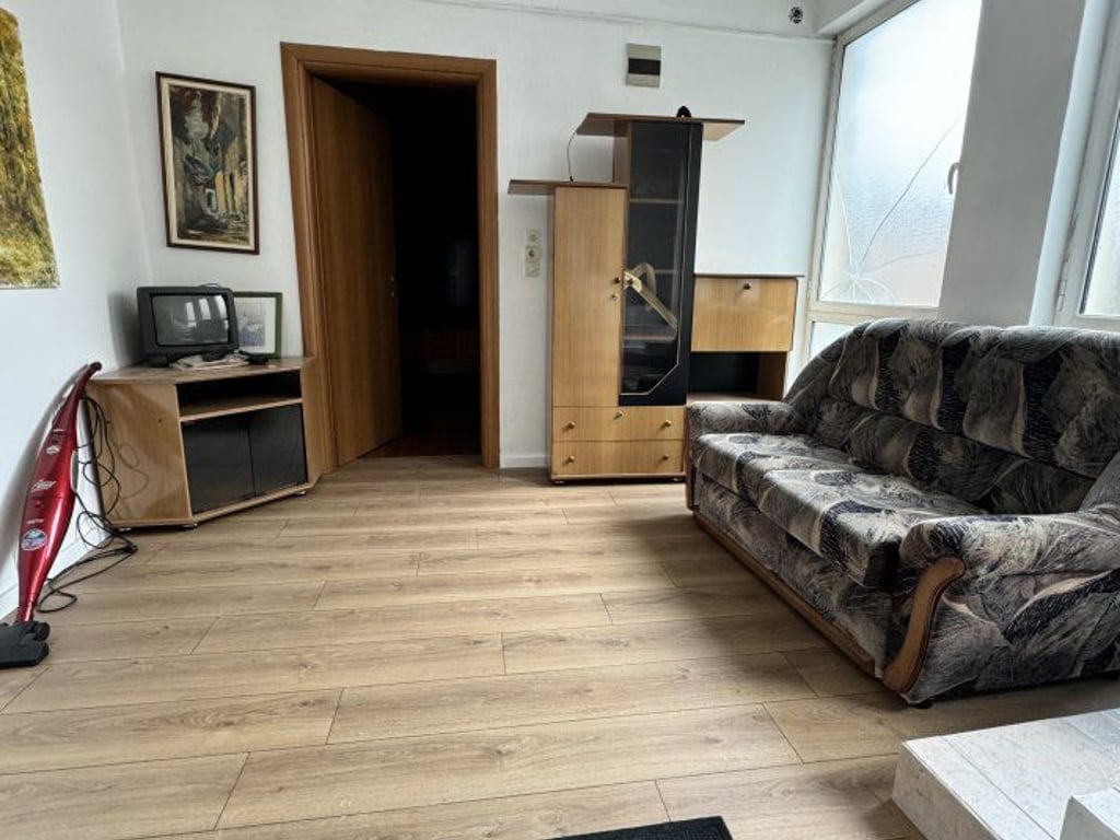 Affittasi casa a tre piani a Brryli, dietro la Votres.