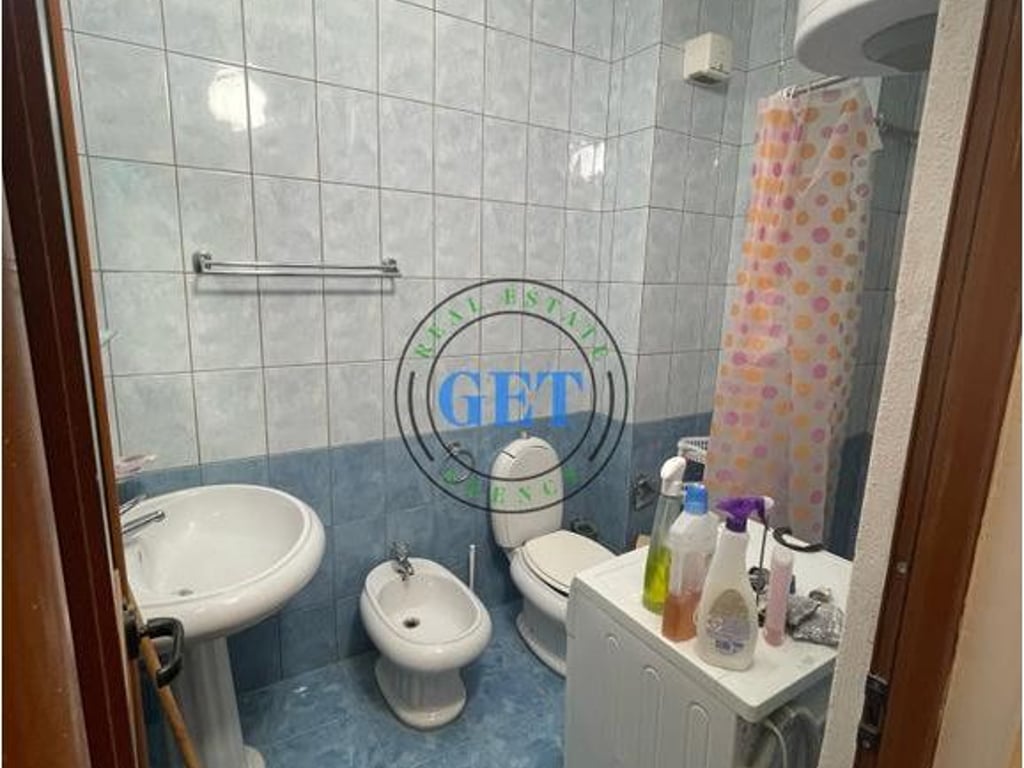 Disponojmë për shitje një Apartament 1+1 pranë Shkollës "Bajram Curri" në Plazh.
