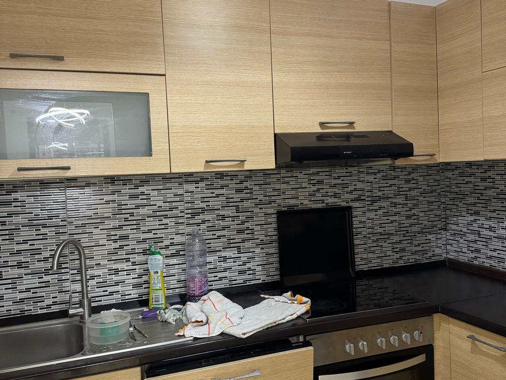 Jepet me qera Apartamenti 2+1 Rruga 5 maj , prapa concord center prane big market  Cmimi: 450mije leke