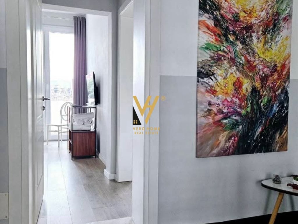 THE TOP FLOOR OF A BUILDING ON DURRES STREET IS FOR SALE FOR 927,000 EUROS.
