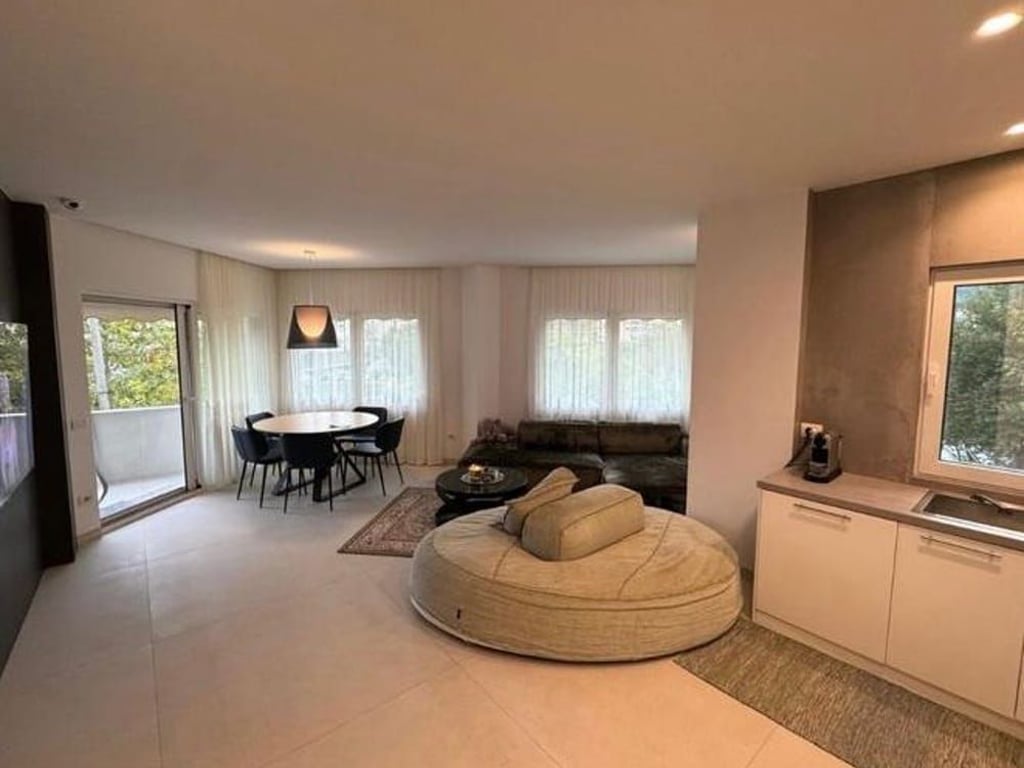 Shitet nje apartament 2+1+1+2 ballkone, Liqeni i Thate!