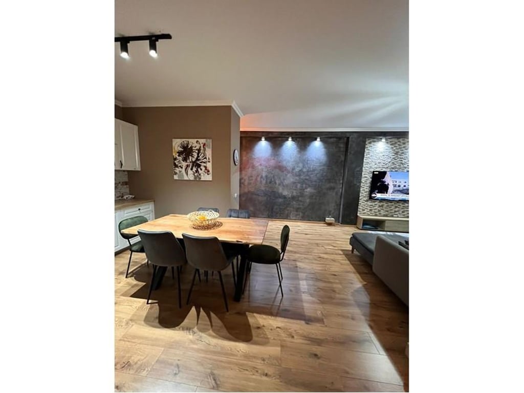 APARTAMENT 2+1 NE SHITJE TEK KOPSHTI BOTANIK