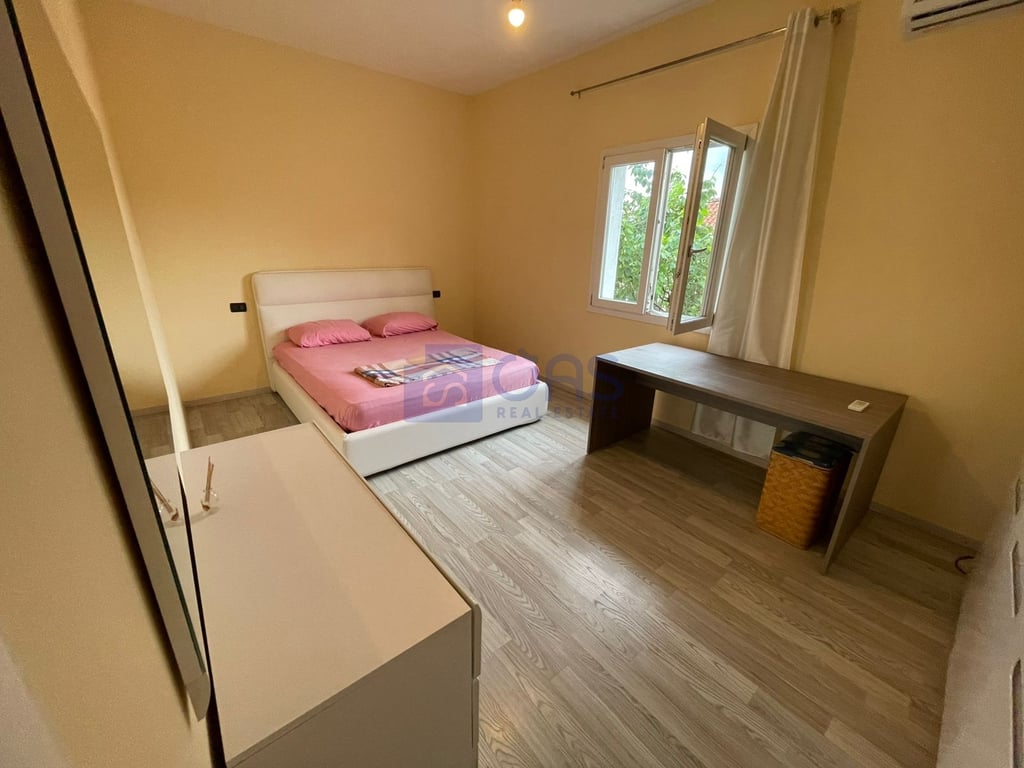 A two-story villa with a yard is for rent in Sauk.