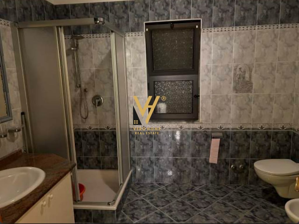 VENDESI VILLA A TRE PIANI A DURAZZO 250.000 EURO