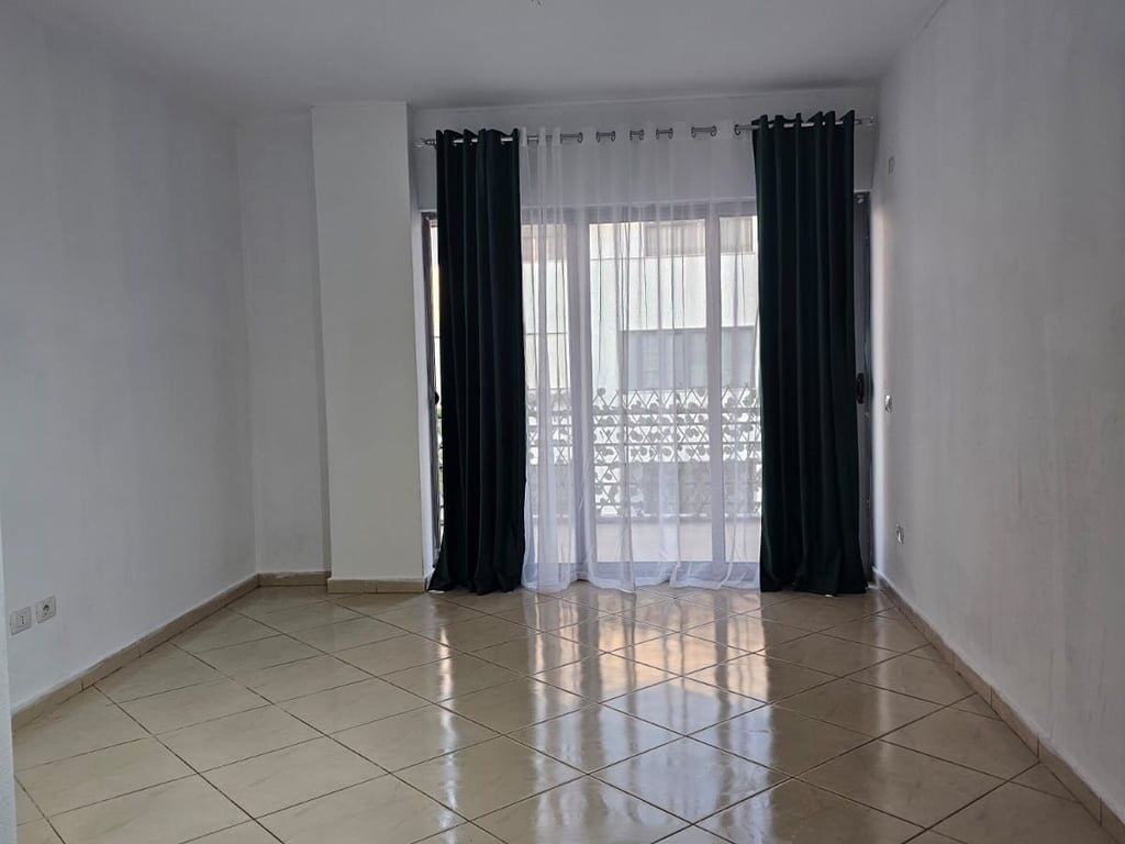 Affittasi appartamento 2+1, Astir, dietro la banca Raiffeisen. Prezzo: 400€ trattabili.