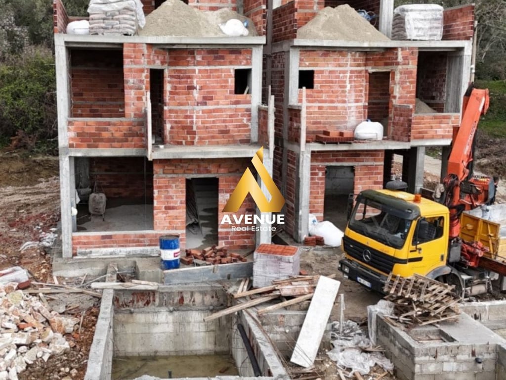 SHITET VILË 3+1+3 ME PISHINË NË BORSH