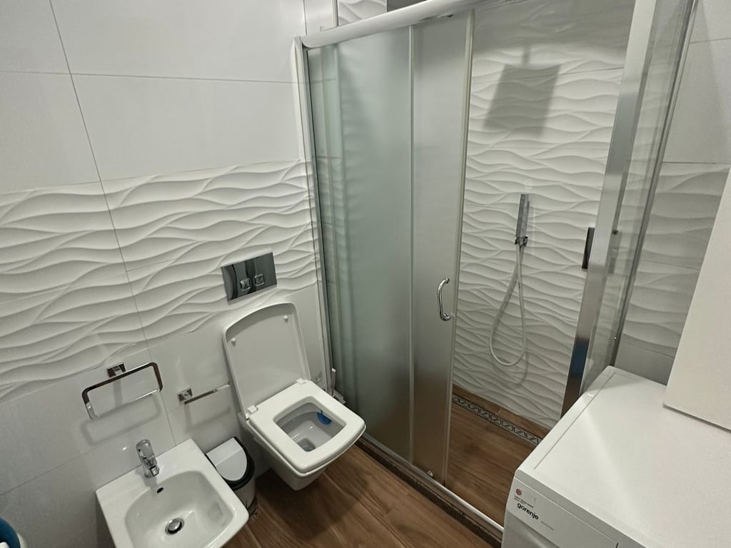 Ofrojme per qira apart 2+1 te Shallvaret prane Fushave te Tenisit