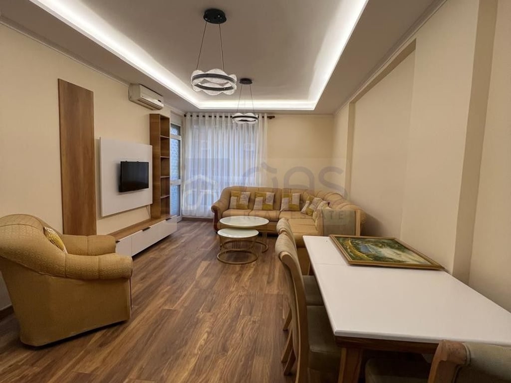 Apartment 1+1 for rent at Pazari i Ri 600 euros.