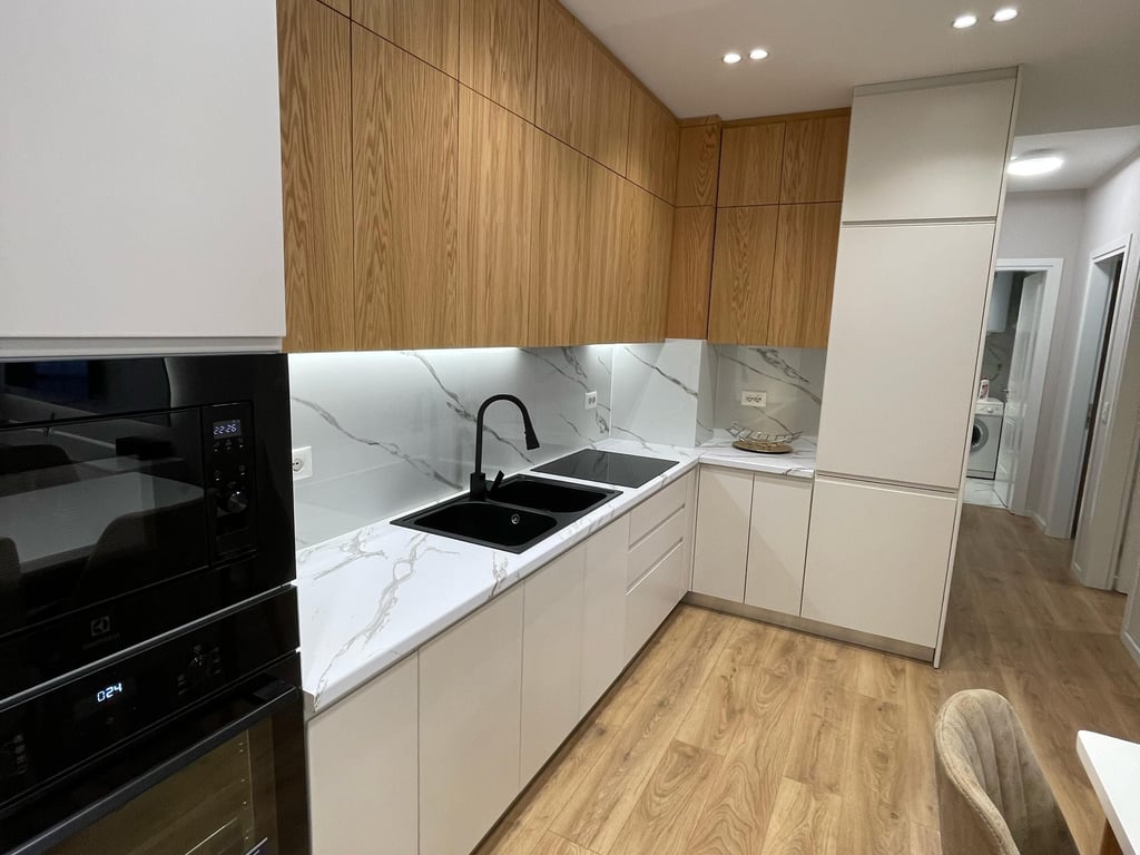 📌Perballe Komplekist Delijorgji Jepet me Qira – Apartament 2+1 me Ballkon