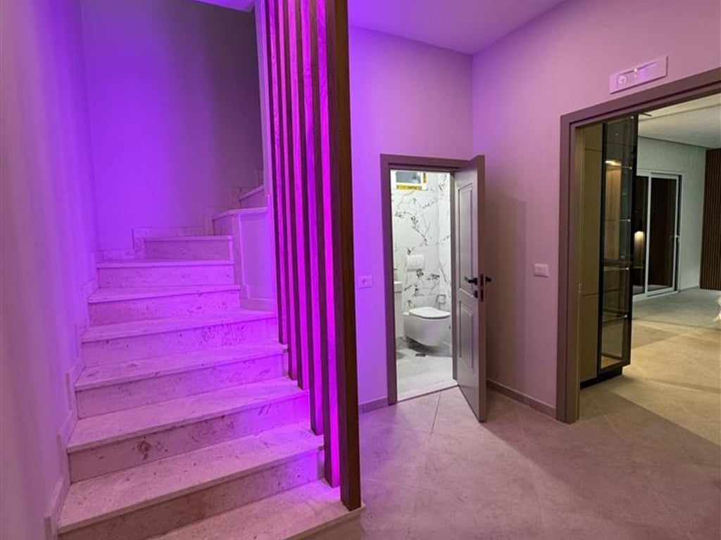 Jepet me qera vil 2 kateshe te tegu 4+1+ post parkimi