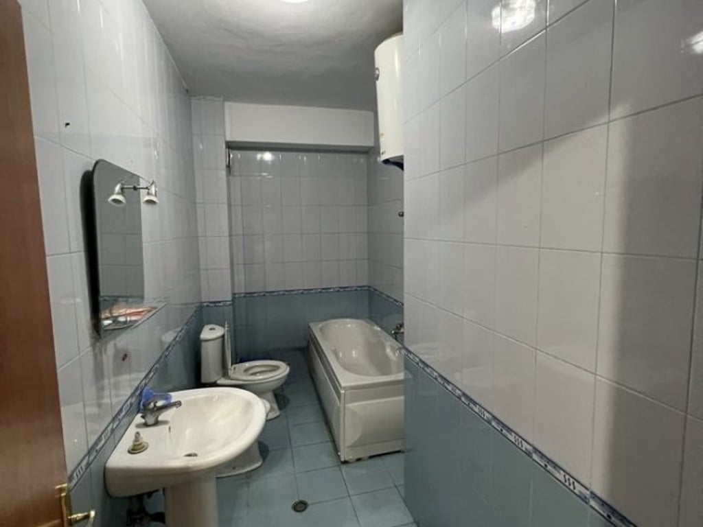 VENDESI APPARTAMENTO 2+1 + 2 BALCONI nel centro di Tirana, via Maliq Muco