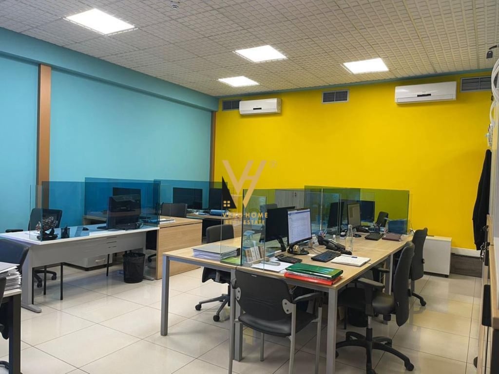 JEPET ZYRE 300 M2 ME QERA NE BLLOK 4.000 EURO