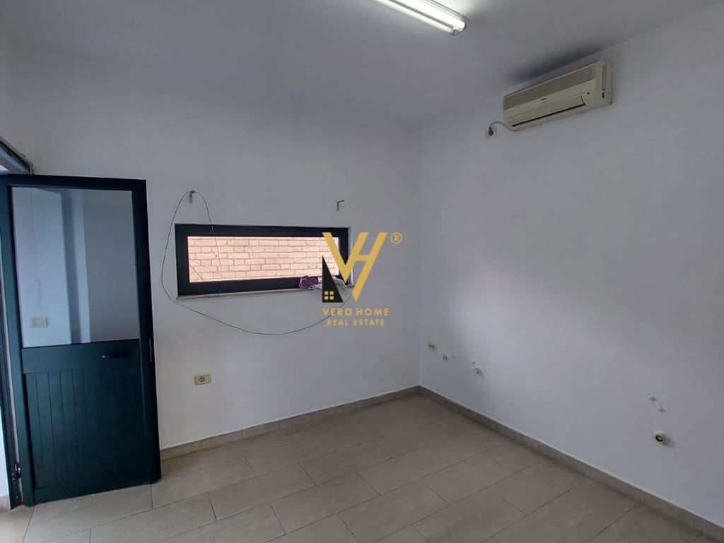 JEPET ZYRE 115 M2 ME QERA TE RRUGA BARDHYL 1.000 EURO