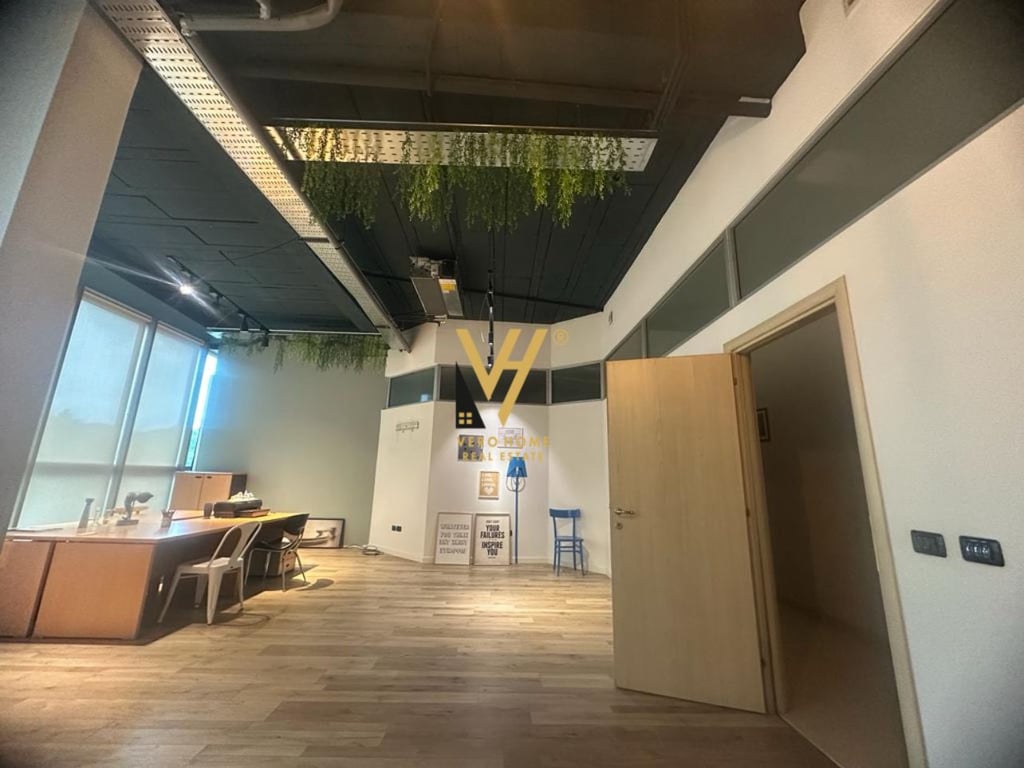 JEPET ZYRE 52 M2 ME QERA TE MYSLYM SHYRI 1.500 EURO