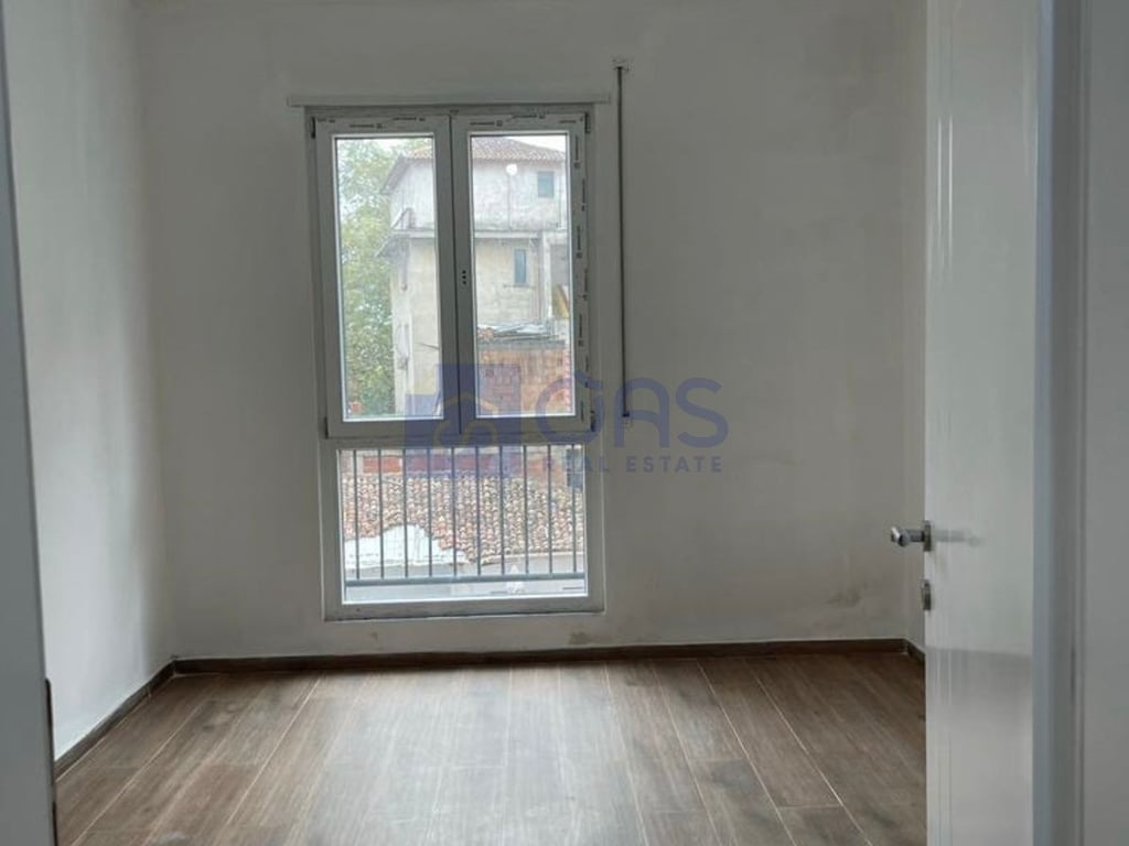 Business space for rent in the Center.