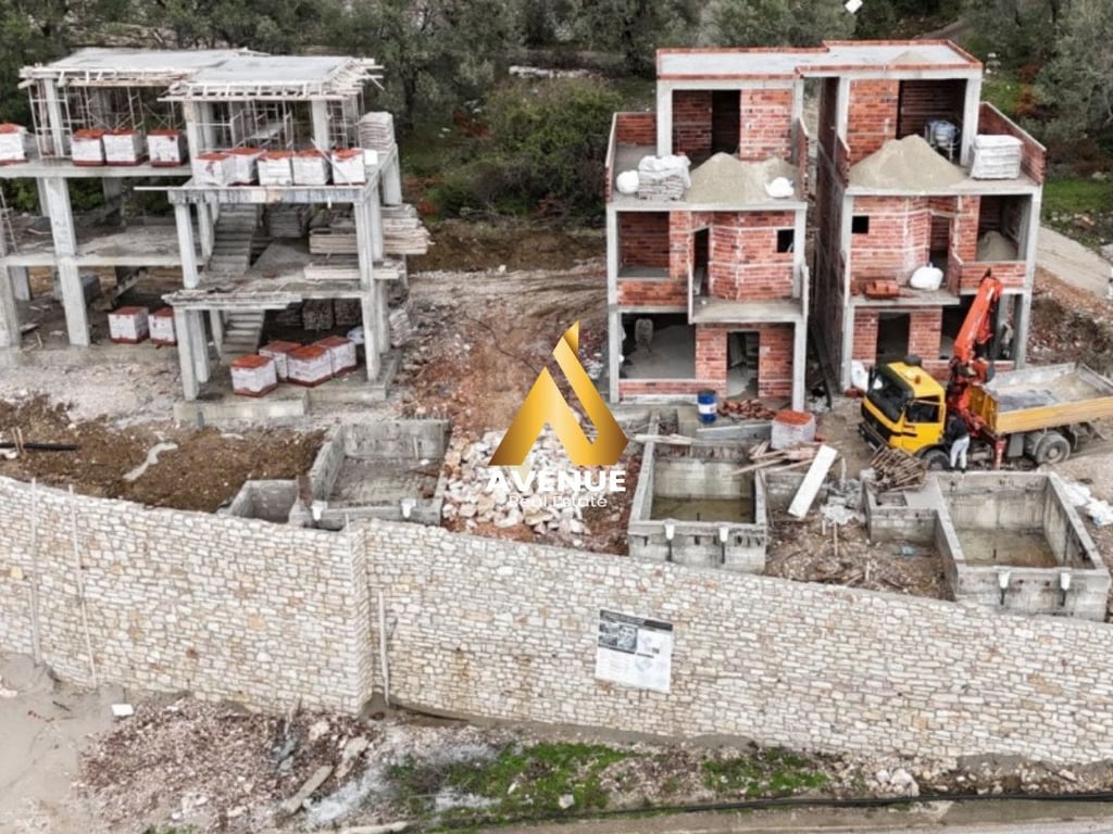 SHITET VILË 3+1+3 ME PISHINË NË BORSH