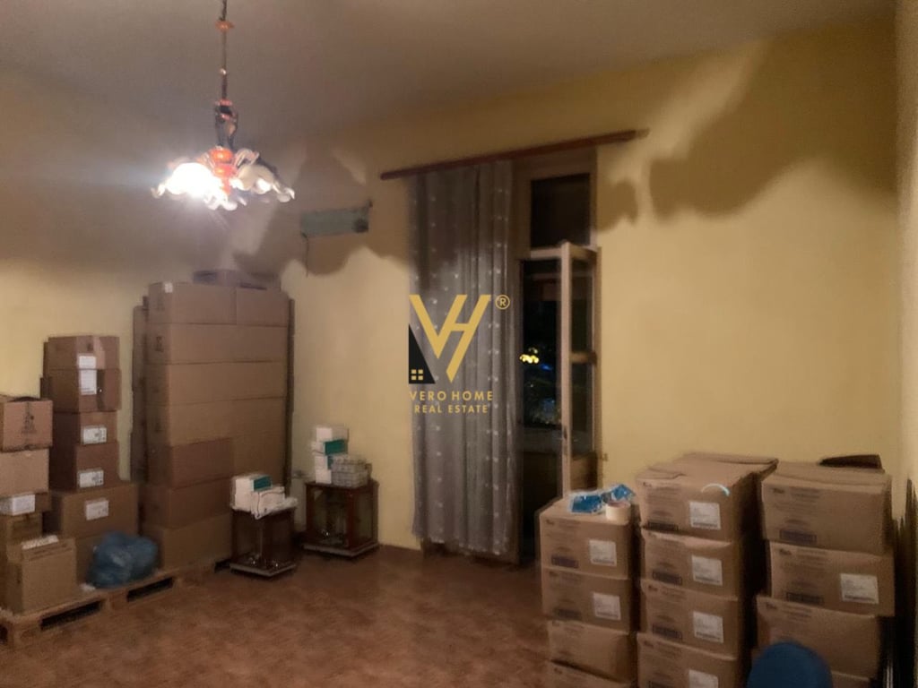 JEPET ZYRE 150 M2 ME QERA TE RRUGA PANORAMA 1.500 EURO