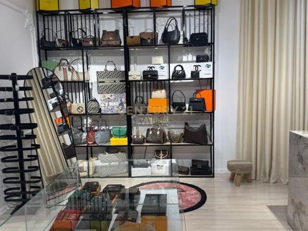 🛍️ BUSINESS FOR SALE – BOUTIQUE ON "MYSLYM SHYRI" STREET!