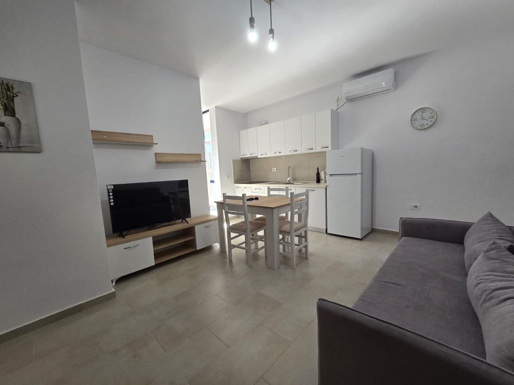 1+1, furnished, Hilton complex Kavaja street, 550 euros