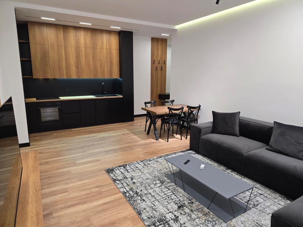 🏡 A luxurious 1+1 apartment is for rent in the Delijorgji Complex – Kavaja Street, Tirana.