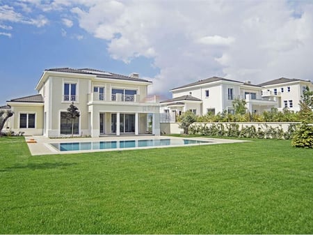 Three-story villa for sale at Rolling Hills 1