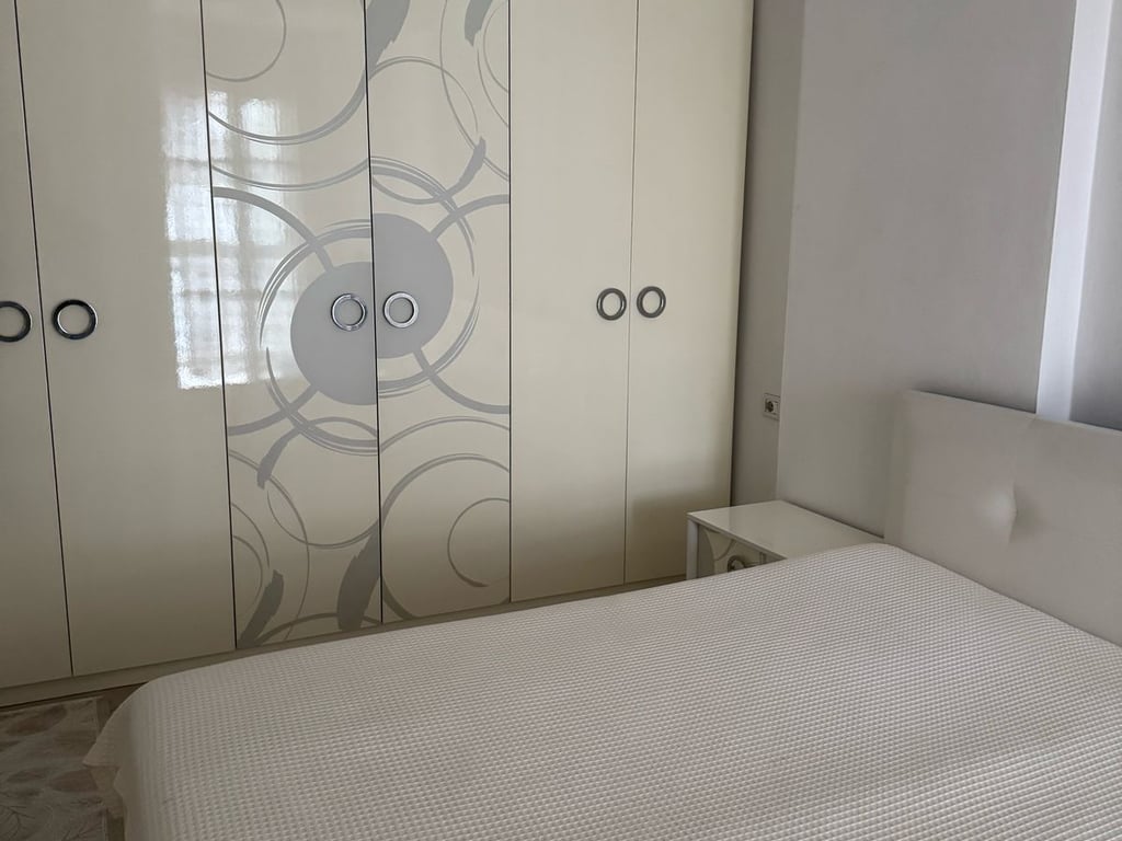 Affittasi appartamento 2+1+2, Astir dietro Eja Studio. Prezzo: 550 euro.