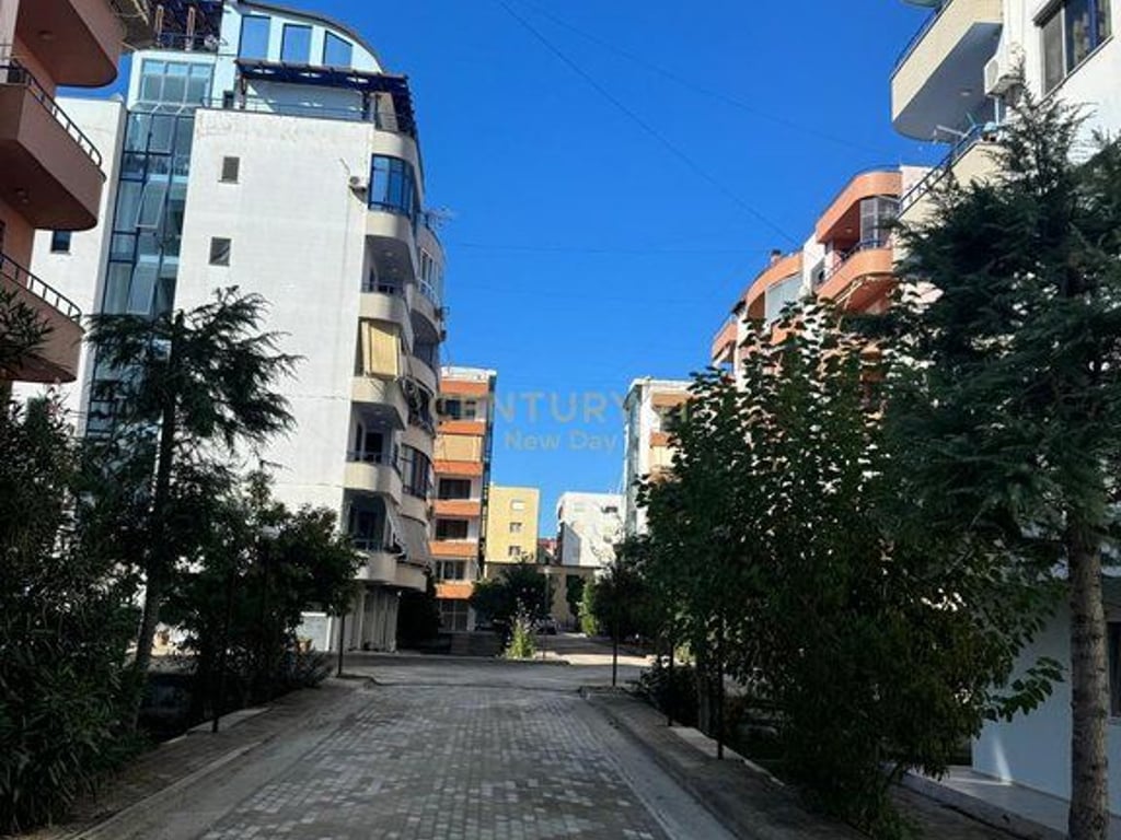 Shitet Gasoniere ne Golem.