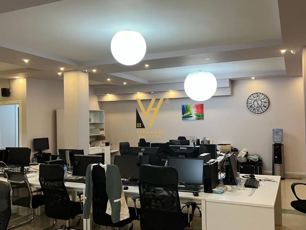 JEPET ZYRE 265 M2 ME QERA TE ISH FUSHA E AVIACIONIT 1.900 EURO