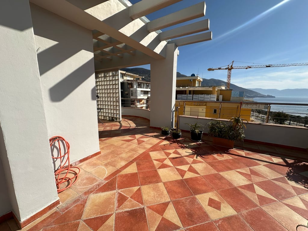 VENDESI PENTHOUSE 2+1+2 SUL LUNGOMARE!!