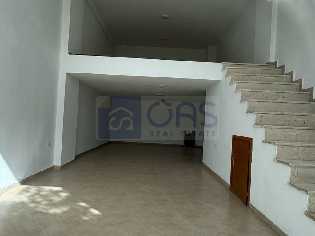 Business space for rent in the Spak area (Prison 313) 700 euros.