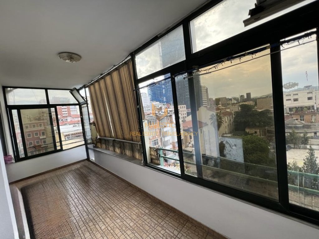 VENDESI APPARTAMENTO 2+1 + 2 BALCONI nel centro di Tirana, via Maliq Muco