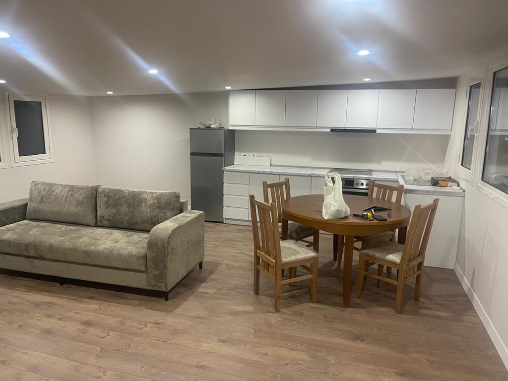 Jepet me qera Apartamenti 1+1, Rruga Siri Kodra prane Kompleksit Kontakt Cmimi: 400 Mije leke