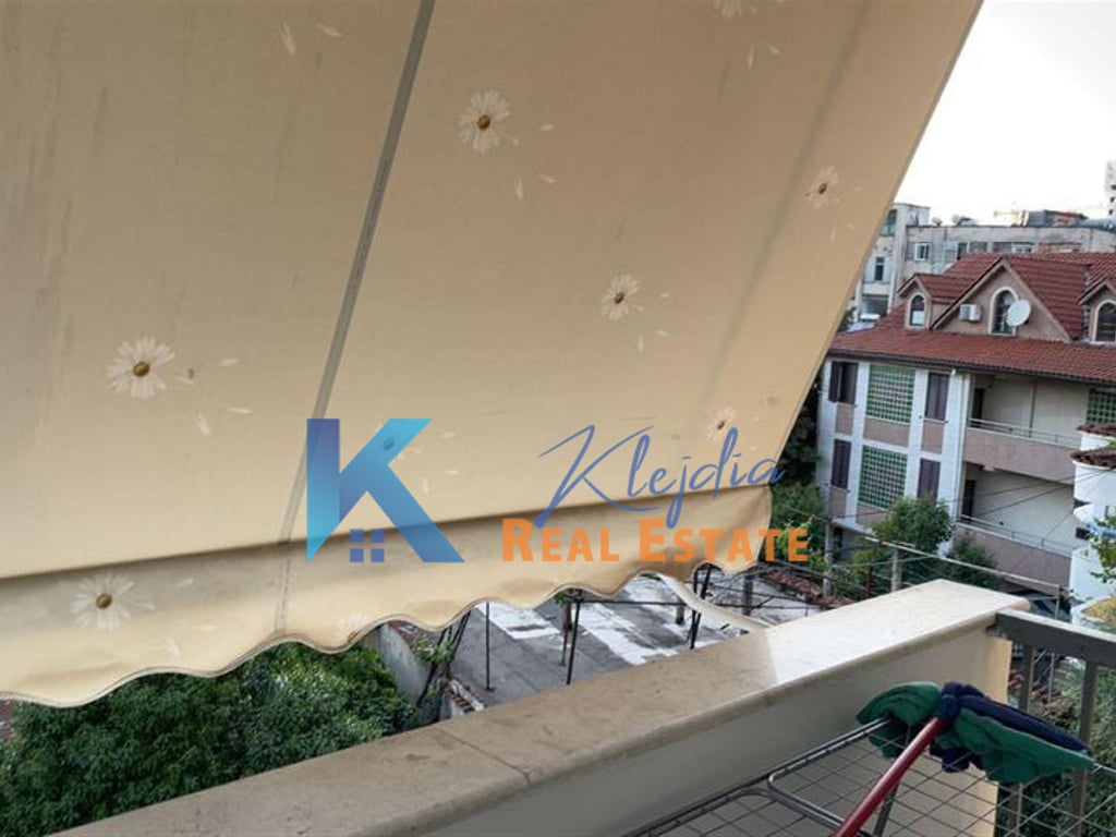 Apartament 2+1 per qira te Komuna e Parisit