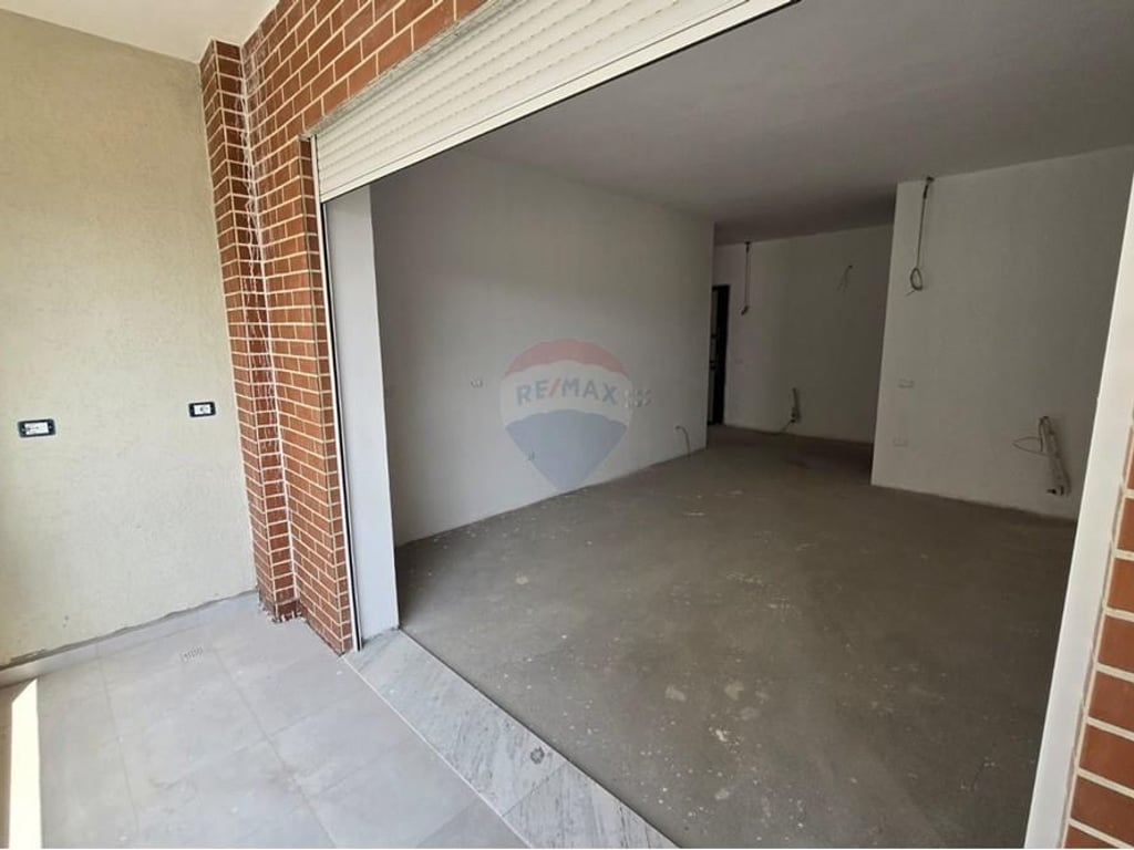 2+1+2 apartment for sale at Pazari i Ri