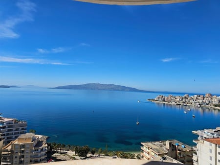 Apartment 2+1 for sale in Saranda with a sea view.