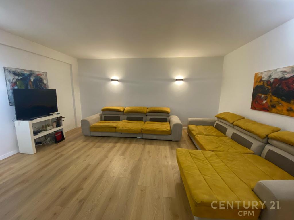 2+1+2 apartment for rent with parking space and storage at the Botanical Garden.