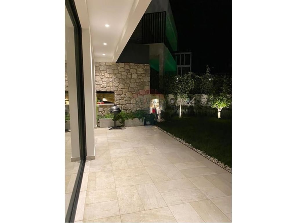 VILË LUKSOZE NË FARKË, ME PAMJE NGA LIQENI