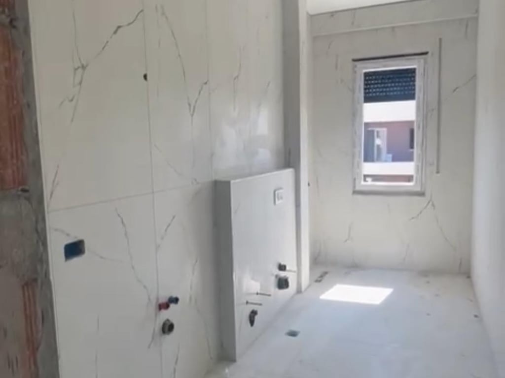 Vendesi appartamento 2+1+2 a Kamez.