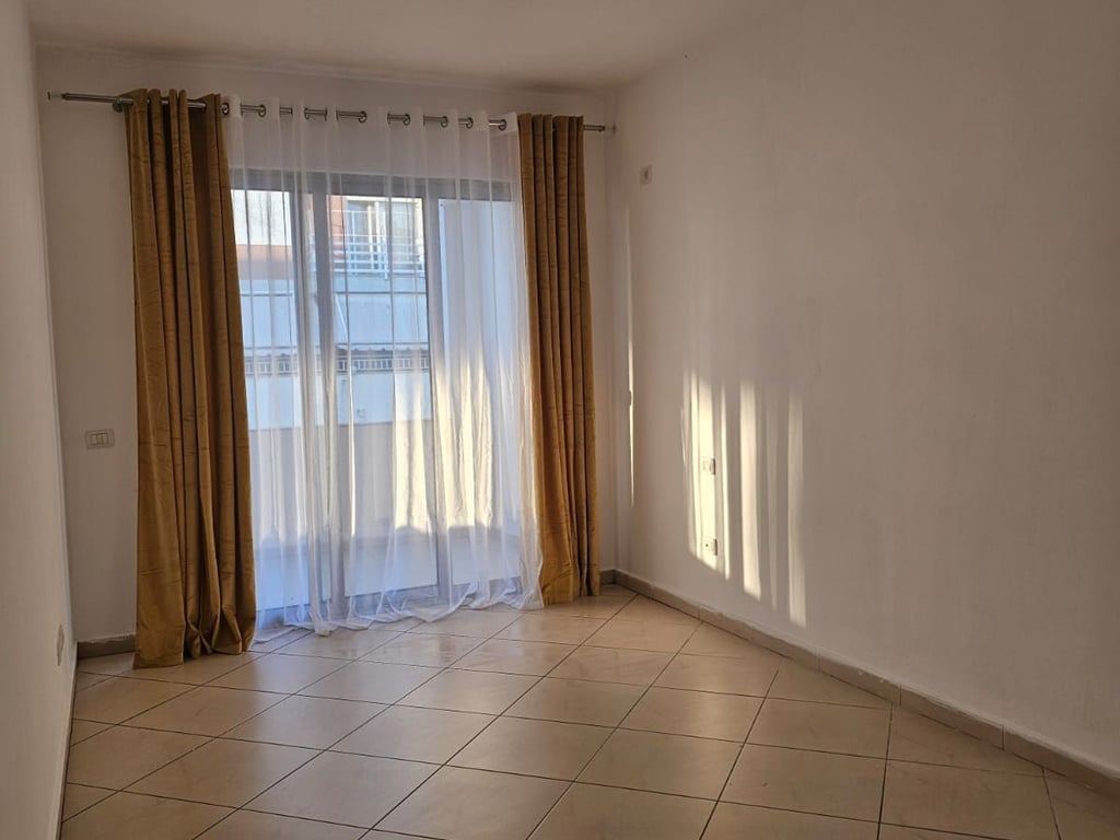 Affittasi appartamento 2+1, Astir, dietro la banca Raiffeisen. Prezzo: 400€ trattabili.