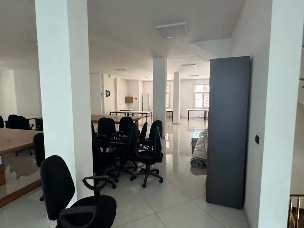 JEPET ME QERA ZYRE OPEN SPACE 350M2 2000 EURO LAPRAKE
