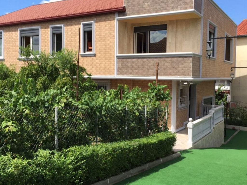 VENDESI VILLA 4 PIANI IN PERIFERIA, VIA KASTRIOTET 450.000 EURO