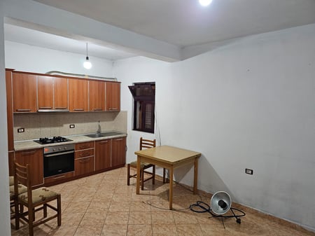 VENDITA DI UNA CASA A TRE PIANI NELLA ZONA DI PASKUQANI-BABRRU