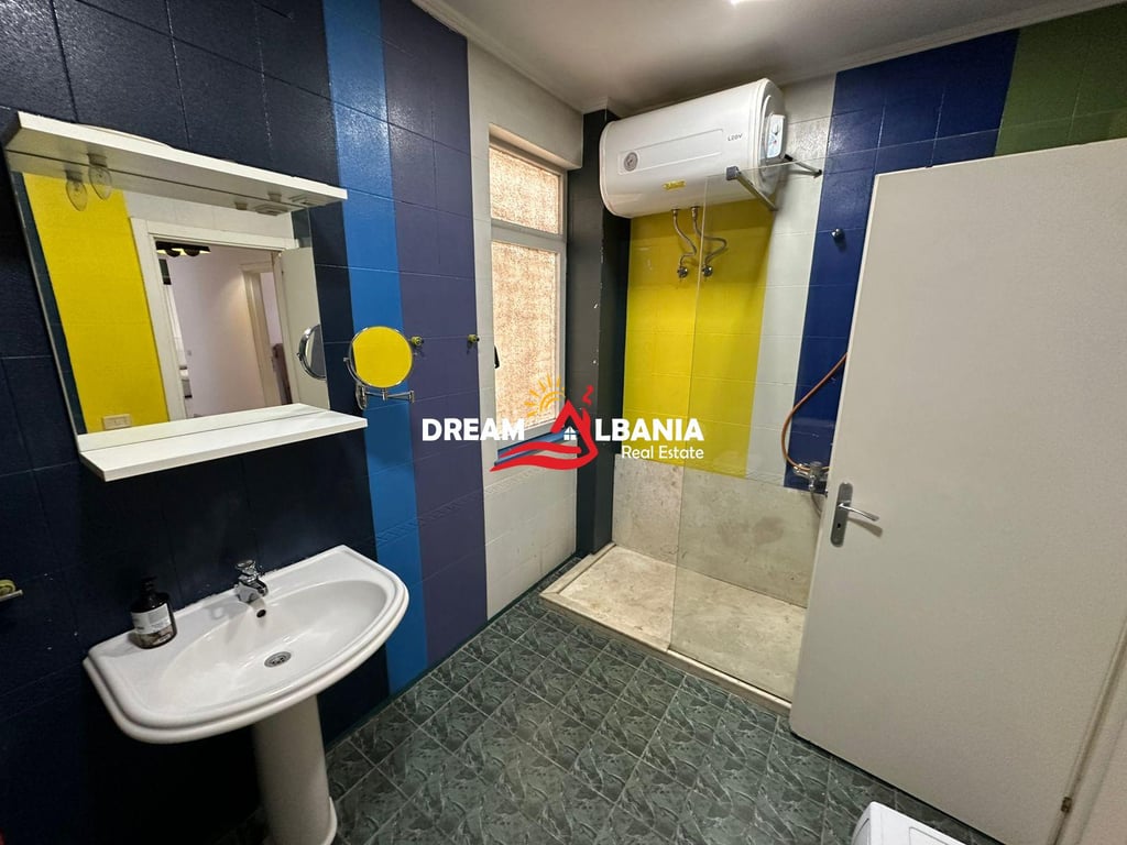 A 2+1 apartment is for rent on Zogu i Pare Boulevard near the Ministry of Justice (ID 42215264).