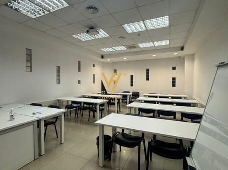 ZYRE 1.000 M2 ME QERA PRANE HOTEL HILTON, KOMPLEKSI DELIJORGJI