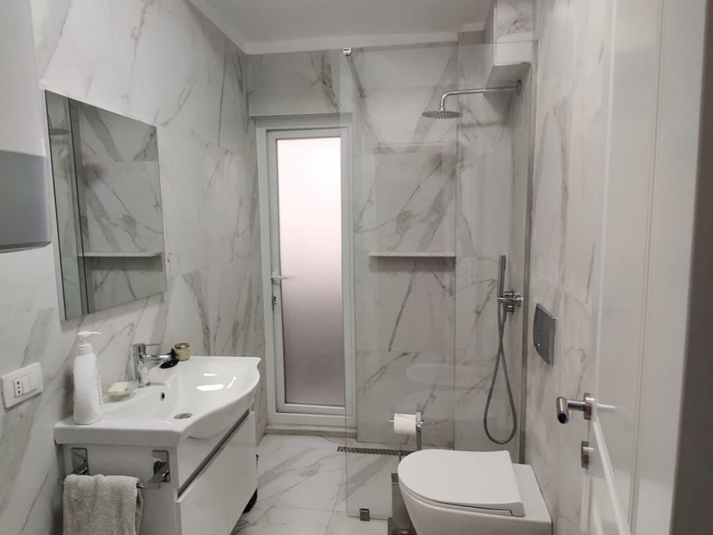 OFFICE FOR RENT 106M2 800 EURO KAVAJES STREET