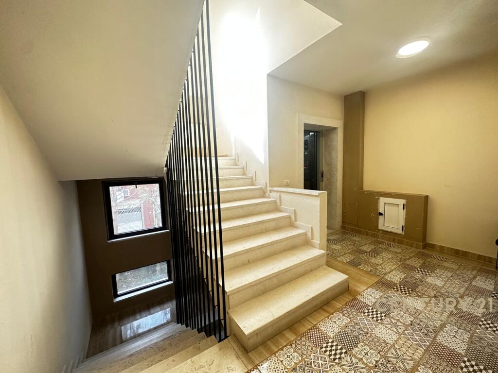 SHITET EKSKLUZIVE PENTHOUSE LUKSOZ 3+1+VERANDE TE KOPSHTI BOTANIK