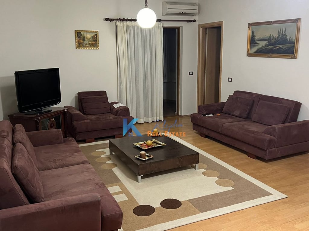 Apartament 2+1 per qira te Komuna e Parisit