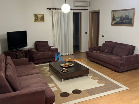 Apartament 2+1 per qira te Komuna e Parisit