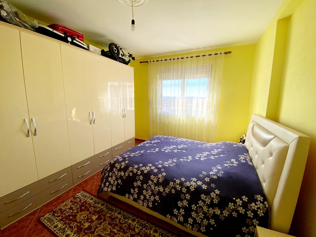 🔥Shitet apartament 2+1 ne nje zone shume te frekuentuar,pak metra nga shetitorja,Kavaje🔥